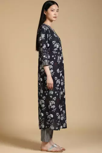 Floral Printed V-Neck Kurta With Trousers