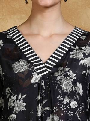 Floral Printed V-Neck Kurta With Trousers 5