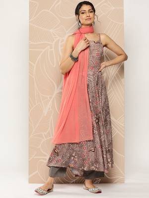 Floral Printed Kurta With Trousers & Dupatta 1