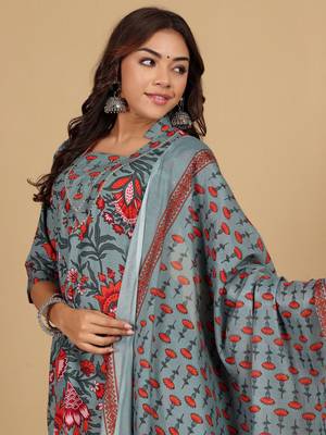 Women Floral Printed Mandarin Collar Kurta with Trousers & Dupatta 2