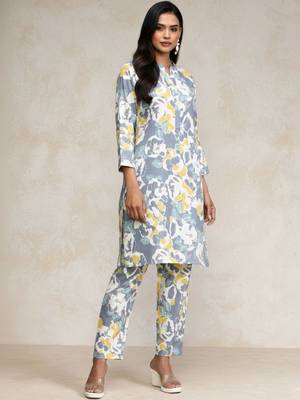 Women Floral Printed Kurta with Trousers 1