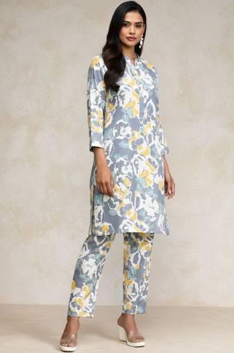 Women Floral Printed Kurta with Trousers