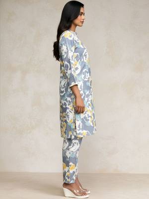 Women Floral Printed Kurta with Trousers 2