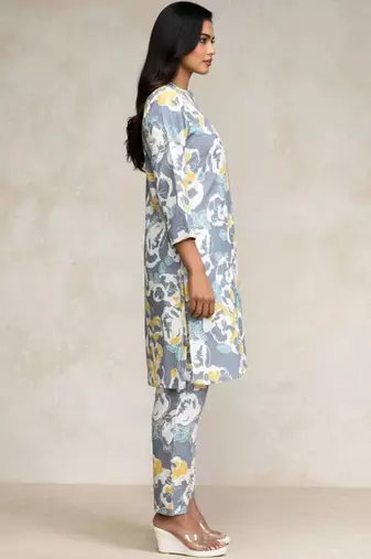 Women Floral Printed Kurta with Trousers