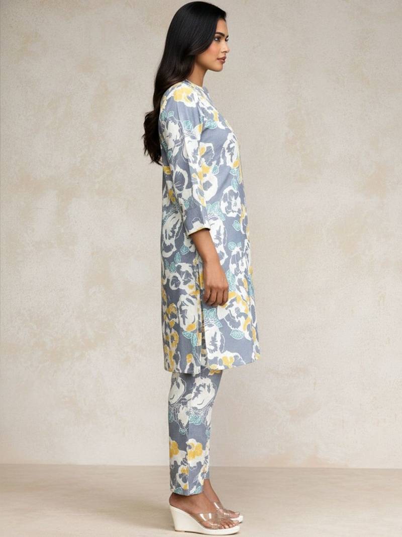 Women Floral Printed Kurta with Trousers