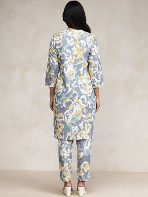 Women Floral Printed Kurta with Trousers 3