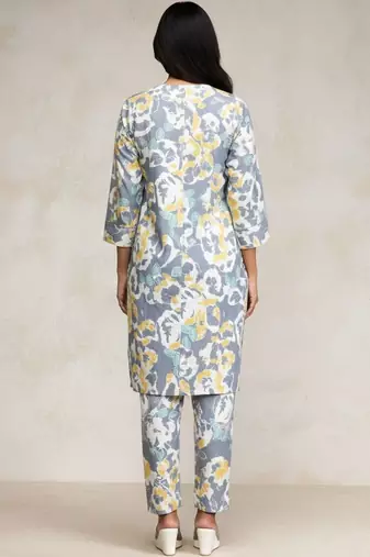 Women Floral Printed Kurta with Trousers