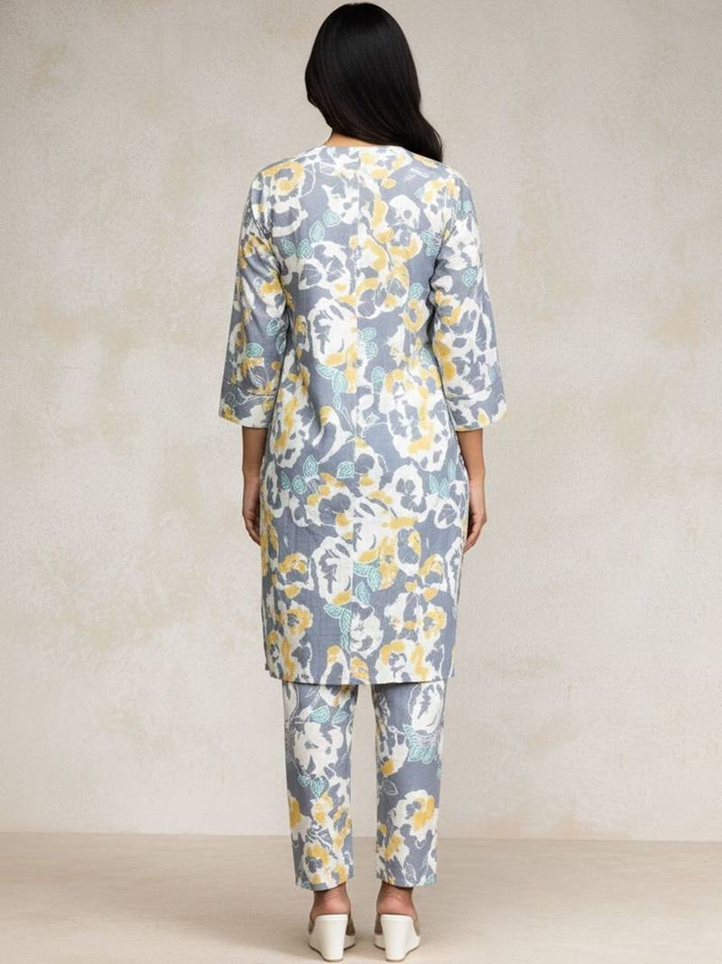 Women Floral Printed Kurta with Trousers