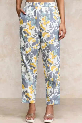 Women Floral Printed Kurta with Trousers