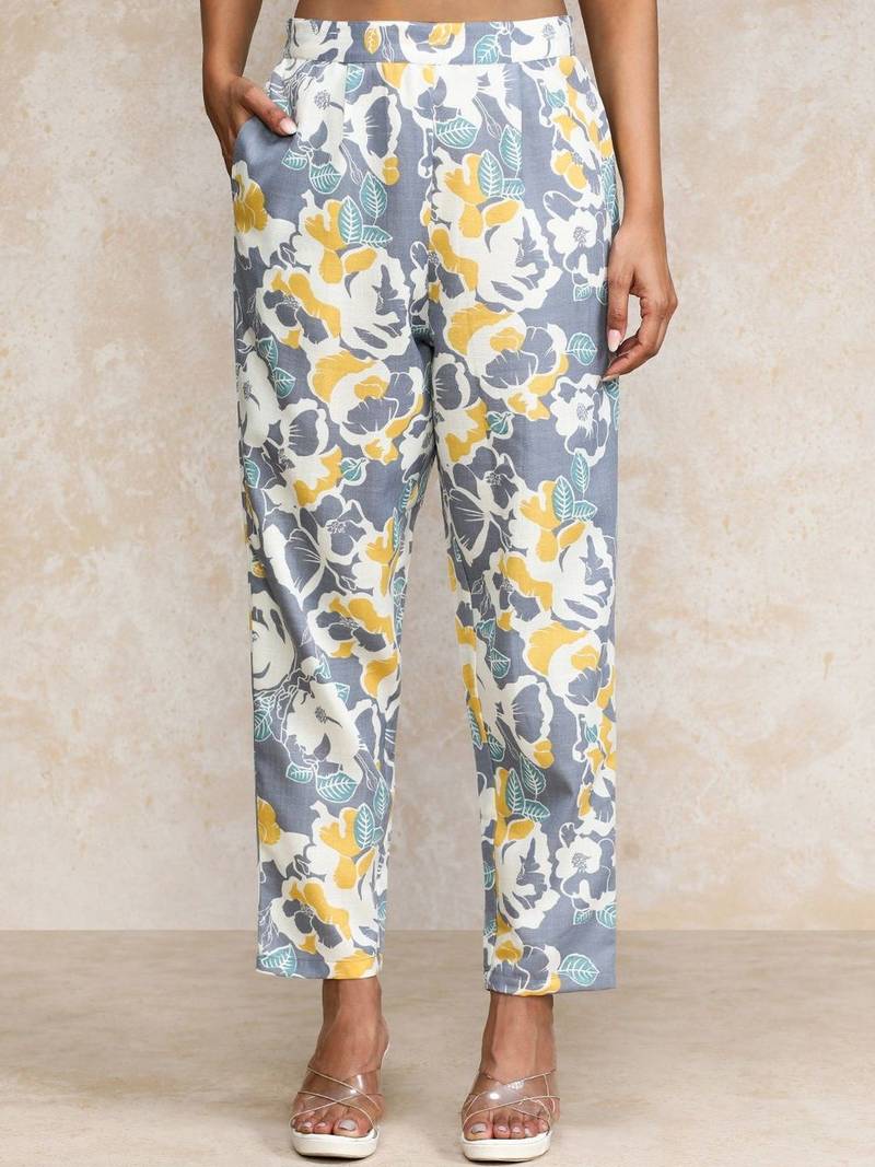 Women Floral Printed Kurta with Trousers