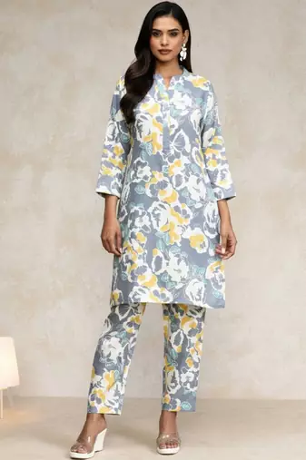 Women Floral Printed Kurta with Trousers