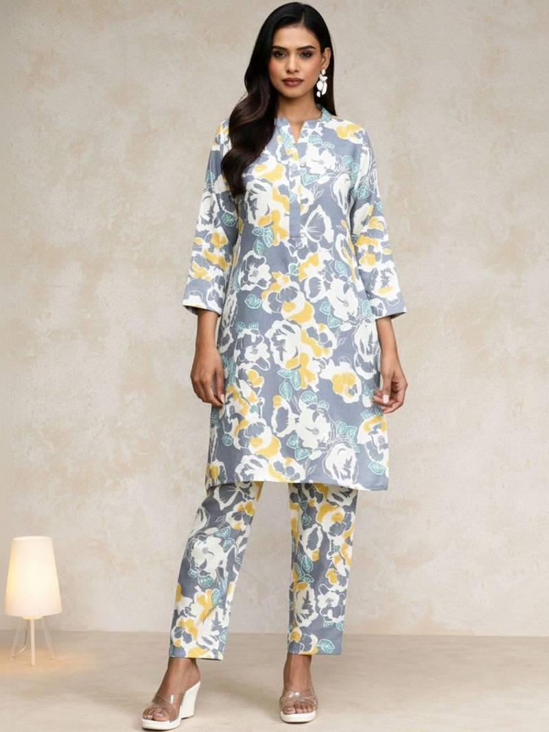 Women Floral Printed Kurta with Trousers