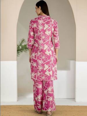 Women Geometric Printed Kurta with Trousers 4