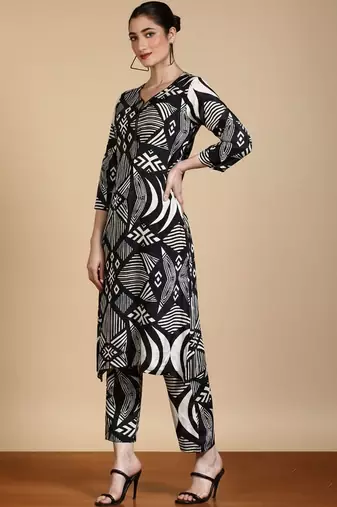 Women Geometric Printed V-Neck Kurta with Trousers