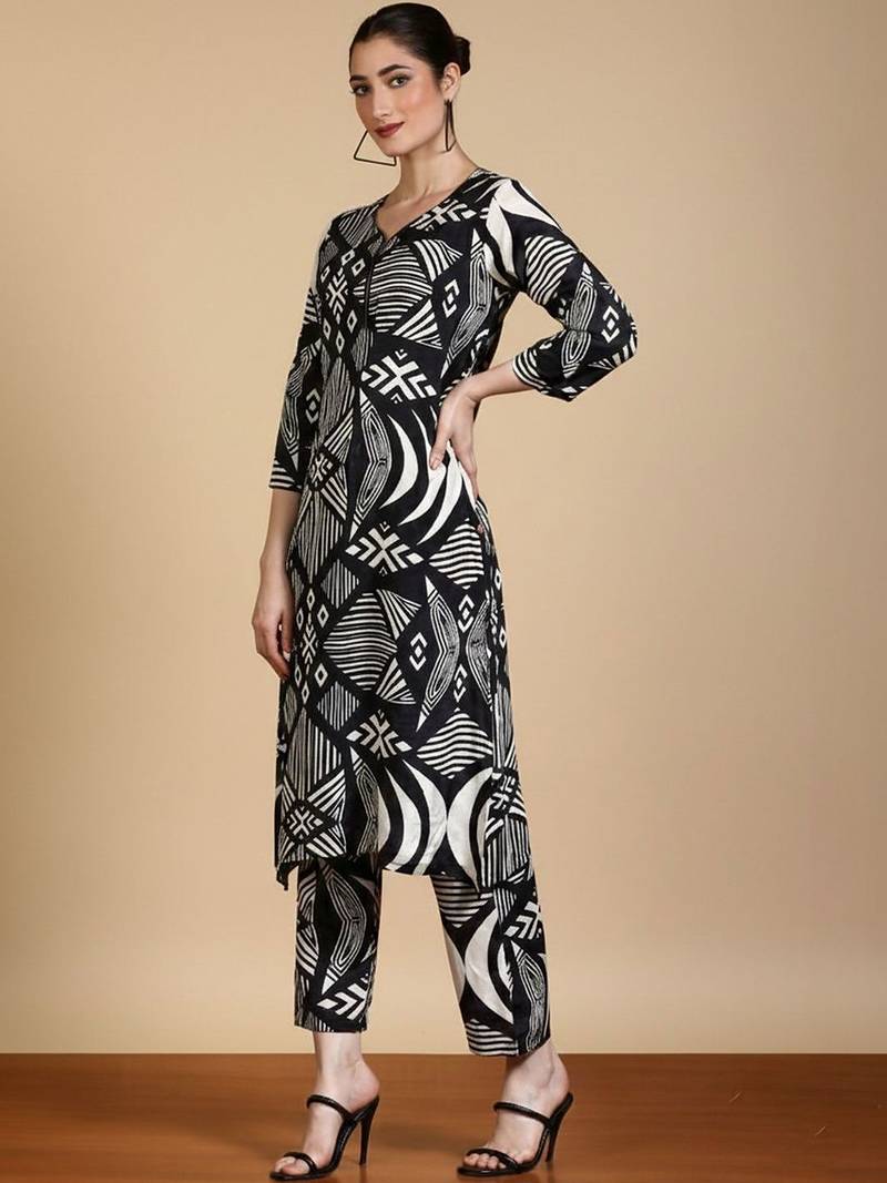 Women Geometric Printed V-Neck Kurta with Trousers