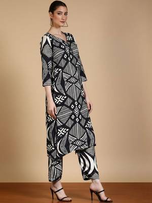 Women Geometric Printed V-Neck Kurta with Trousers 2