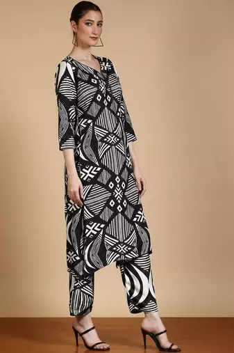 Women Geometric Printed V-Neck Kurta with Trousers