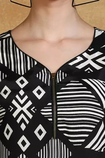 Women Geometric Printed V-Neck Kurta with Trousers
