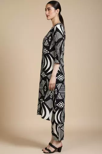 Women Geometric Printed V-Neck Kurta with Trousers