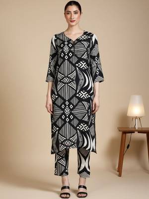 Women Geometric Printed V-Neck Kurta with Trousers 5