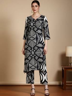 Women Geometric Printed V-Neck Kurta with Trousers 6