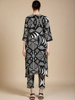 Women Geometric Printed V-Neck Kurta with Trousers 7
