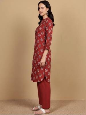 Women Cotton Blend Ethnic Motifs Printed Regular Kurta Set With Trousers 3