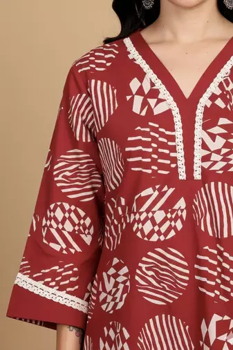 Women Geometric Printed Kurta with Trousers
