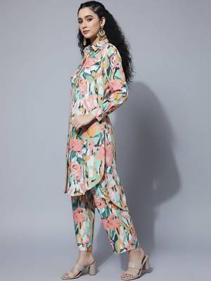 Women Floral Printed Regular Kurta with Trousers 2