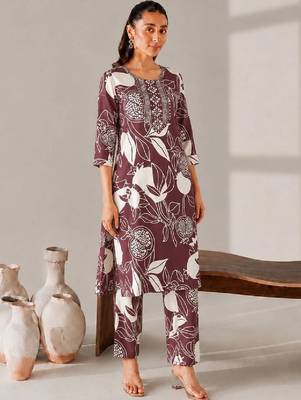 Women Floral Printed Regular Thread Work Kurta with Trousers 1