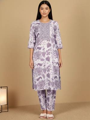 Women Floral Printed Regular Kurta with Trousers 1