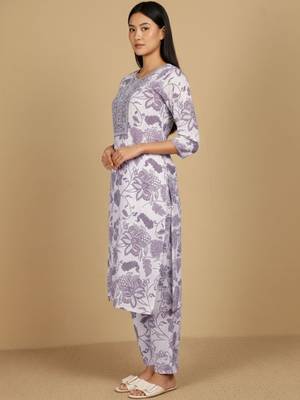Women Floral Printed Regular Kurta with Trousers 2