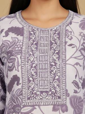 Women Floral Printed Regular Kurta with Trousers 3