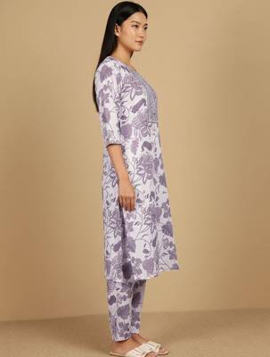 Women Floral Printed Regular Kurta with Trousers 5