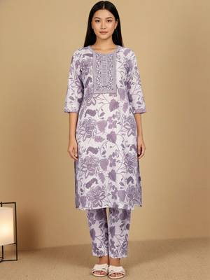 Women Floral Printed Regular Kurta with Trousers 7