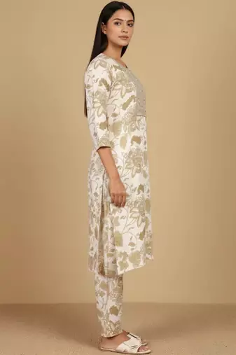 Women Floral Printed Regular Thread Work Kurta with Trousers