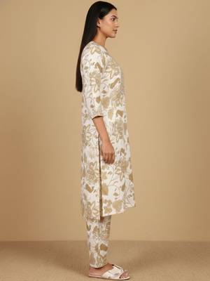 Women Floral Printed Regular Thread Work Kurta with Trousers 6
