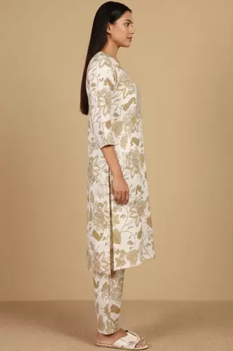 Women Floral Printed Regular Thread Work Kurta with Trousers