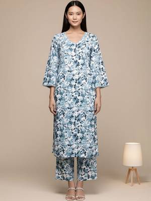 Women Floral Printed Regular Kurta with Trousers 1