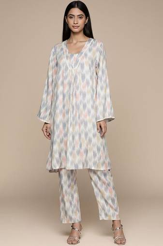 Women Printed Regular Kurta with Trousers