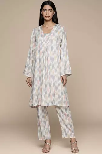 Women Printed Regular Kurta with Trousers