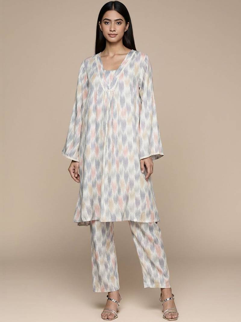 Women Printed Regular Kurta with Trousers