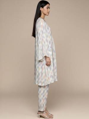 Women Printed Regular Kurta with Trousers 3