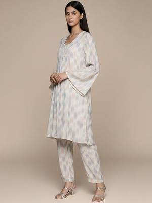 Women Printed Regular Kurta with Trousers 6