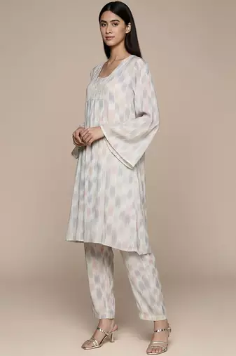 Women Printed Regular Kurta with Trousers