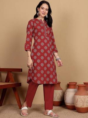 Women Cotton Blend Ethnic Motifs Printed Regular Kurta Set With Trousers 4