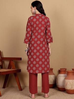 Women Cotton Blend Ethnic Motifs Printed Regular Kurta Set With Trousers 5