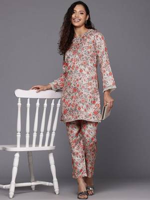 Grey Floral Printed Mandarin Collar Straight Kurta With Trousers 4