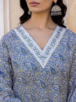 Paisley Printed Regular Thread Work Kurta with Trousers & With Dupatta 2