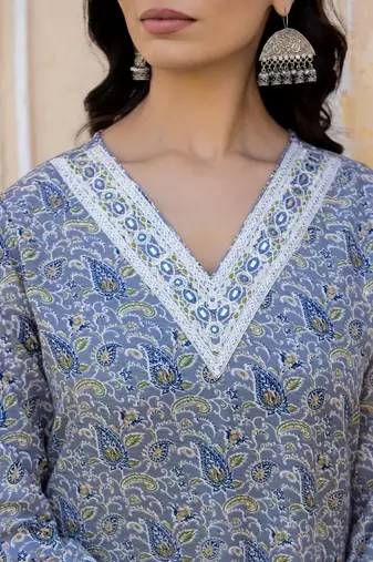 Paisley Printed Regular Thread Work Kurta with Trousers & With Dupatta